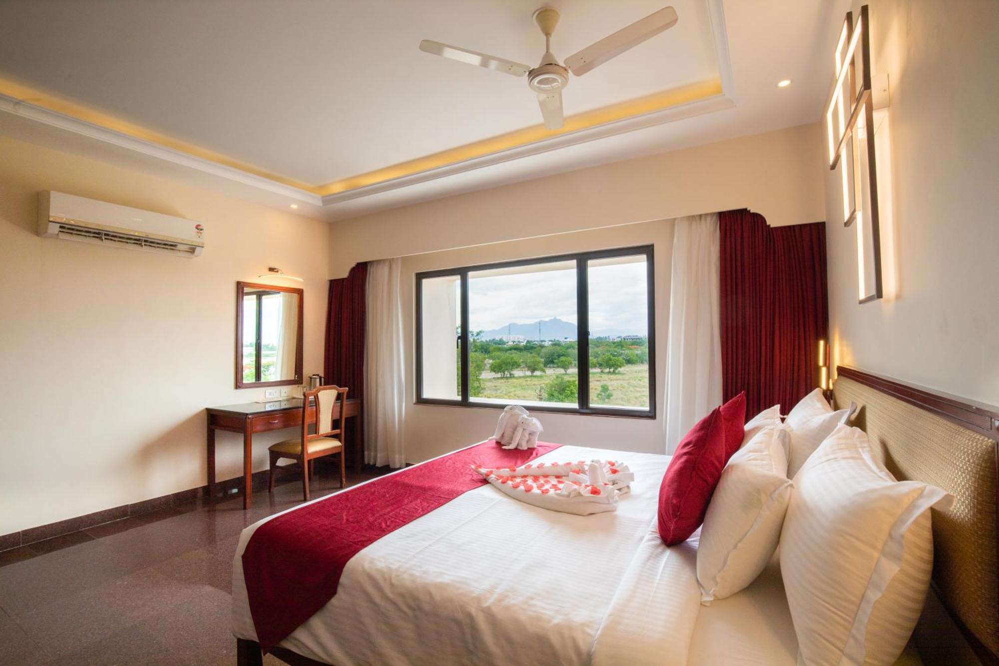 Jenneys Residency Hotel Коимбаторе Стая снимка